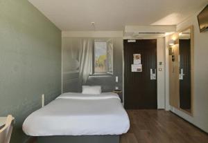 Postel nebo postele na pokoji v ubytování B&B HOTEL le Mans Centre