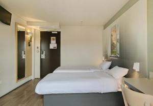 Postel nebo postele na pokoji v ubytování B&B HOTEL le Mans Centre