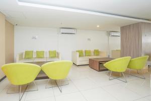 Χώρος καθιστικού στο Super OYO Capital O 91962 Pavilion Permata Surabaya