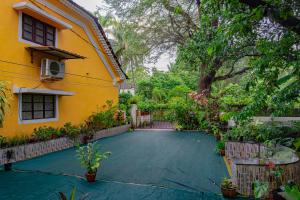 ヴァガトールにあるGOAROUND- Grand Chivar 1BHK Villa by Goaround Homes at Vagatorの家の前のプール