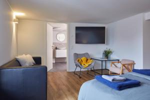 a bedroom with two beds and a living room at Wstay Industrie Charme DELUXE in Steinfurt