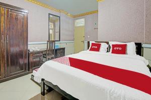 Postel nebo postele na pokoji v ubytování Hotel O Padang City Center Near Gunung Padang Formerly Hotel Fitriaendika