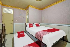 Postel nebo postele na pokoji v ubytování Hotel O Padang City Center Near Gunung Padang Formerly Hotel Fitriaendika