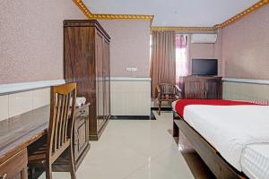 Postel nebo postele na pokoji v ubytování Hotel O Padang City Center Near Gunung Padang Formerly Hotel Fitriaendika