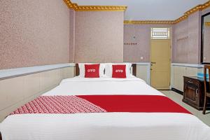 Postel nebo postele na pokoji v ubytování Hotel O Padang City Center Near Gunung Padang Formerly Hotel Fitriaendika