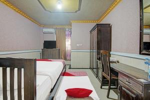 Postel nebo postele na pokoji v ubytování Hotel O Padang City Center Near Gunung Padang Formerly Hotel Fitriaendika