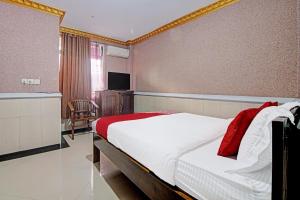 TV a/nebo společenská místnost v ubytování Hotel O Padang City Center Near Gunung Padang Formerly Hotel Fitriaendika