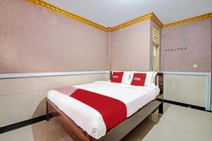 Postel nebo postele na pokoji v ubytování Hotel O Padang City Center Near Gunung Padang Formerly Hotel Fitriaendika