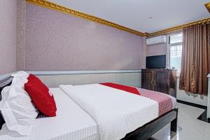 Postel nebo postele na pokoji v ubytování Hotel O Padang City Center Near Gunung Padang Formerly Hotel Fitriaendika