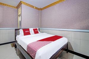 Postel nebo postele na pokoji v ubytování Hotel O Padang City Center Near Gunung Padang Formerly Hotel Fitriaendika