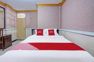 Postel nebo postele na pokoji v ubytování Hotel O Padang City Center Near Gunung Padang Formerly Hotel Fitriaendika