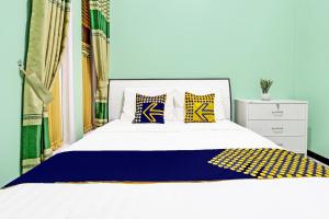 Postel nebo postele na pokoji v ubytování SPOT ON 92012 Homestay Grand Mahkota Permai Syariah