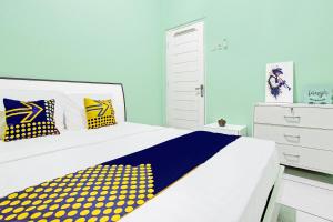 Postel nebo postele na pokoji v ubytování SPOT ON 92012 Homestay Grand Mahkota Permai Syariah