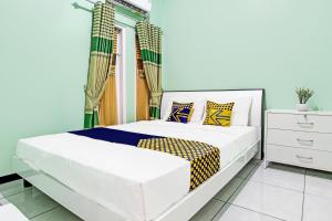 Postel nebo postele na pokoji v ubytování SPOT ON 92012 Homestay Grand Mahkota Permai Syariah