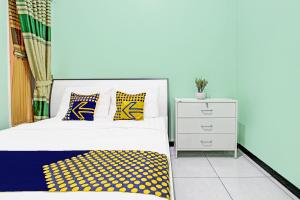 Postel nebo postele na pokoji v ubytování SPOT ON 92012 Homestay Grand Mahkota Permai Syariah
