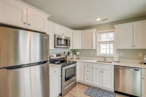 Dapur atau dapur kecil di Wildwood Condo with Pool Access - Walk to Beach +17 gambar