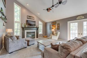 Un televizor și/sau centru de divertisment la Spacious Family Home Near Lake of the Ozarks!