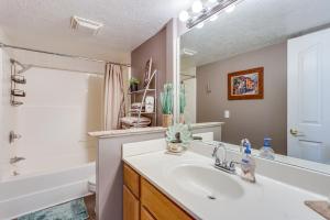O baie la Spacious Family Home Near Lake of the Ozarks! +34 fotografii
