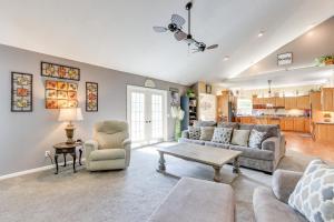 O zonă de relaxare la Spacious Family Home Near Lake of the Ozarks!