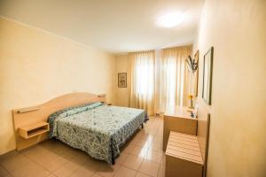 pokój hotelowy z łóżkiem i oknem w obiekcie Hotel Johnson w mieście Peschiera del Garda +37 zdjęć