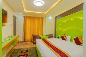 Una habitación de hotel con una cama y un escritorio y un escritorio. en OYO 798 Euphoria Inn, en Katmandú