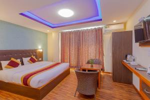 una habitación de hotel con una cama y una mesa con una mesa en OYO 798 Euphoria Inn, en Katmandú 21 fotos más