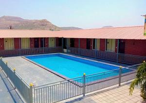Bazén v ubytování Hotel Amit Palace Bhimashankar nebo v jeho okolí