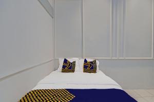 Ένα ή περισσότερα κρεβάτια σε δωμάτιο στο Hotel O Aulya Homestay Syariah Near Tuanku Tambusai Stadium