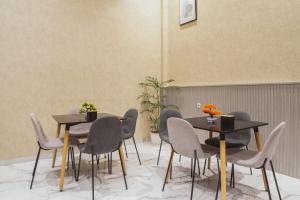 Posezení v ubytování SUPER OYO Capital O 92066 Papakoel Hotel & Cafe + 23 fotografií