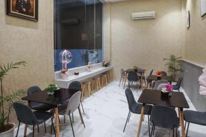 Posezení v ubytování SUPER OYO Capital O 92066 Papakoel Hotel & Cafe