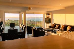 Et opholdsområde på Seaside Serenity: Tranquil Oceanview Retreat