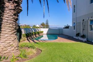 Πισίνα στο ή κοντά στο Seaside Serenity: Tranquil Oceanview Retreat
