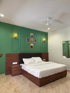 Ένα ή περισσότερα κρεβάτια σε δωμάτιο στο Almora Farm