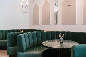 Ein Sitzbereich in der Unterkunft Hotel Berlin, Berlin, a member of Radisson Individuals