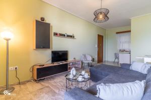 Una televisión o centro de entretenimiento en Nefeli - Unique Beachfront Apartment