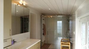 Koupelna v ubytování Maison familiale accueillante à Saint-Michel-en-l'Herm avec jardin