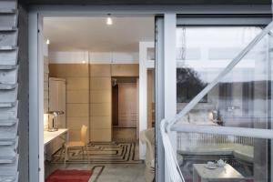 przesuwanymi szklanymi drzwiami na balkon ze stołem w obiekcie Galery69 w Dorotowie