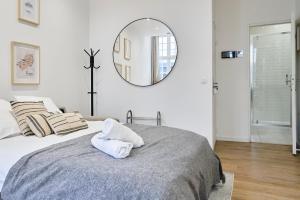 a bedroom with a bed with a mirror on the wall at Studio confort Equipé & Connecté - 1 - Mon Groom in Troyes +83 photos