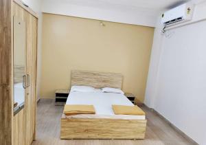 Postel nebo postele na pokoji v ubytování Hotel Amit Palace Bhimashankar
