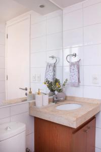 a bathroom with a sink and a mirror at Depto de lujo en Avenida Kennedy, cerca de Clinica Alemana in Santiago