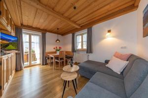 a living room with a couch and a table at Ferienwohnungen Hanslbauer in Krün