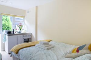 a bedroom with a bed with towels on it at New Snug DoubleEnsuite in Central Forest Row in Forest Row +6 photos