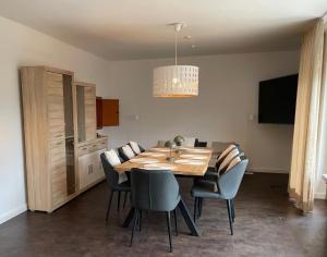 a dining room with a wooden table and chairs at Friedas Glück in Dannenberg