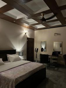Postel nebo postele na pokoji v ubytování Exclusive 2BHK Lodge in Bahria