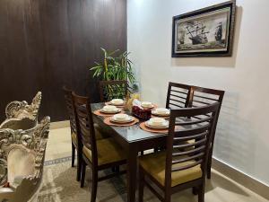 Posezení v ubytování Exclusive 2BHK Lodge in Bahria + 42 fotografií