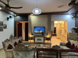 TV a/nebo společenská místnost v ubytování Exclusive 2BHK Lodge in Bahria