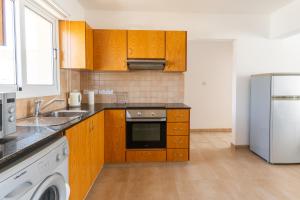 Køkken eller tekøkken på Nissi Beach Apartment