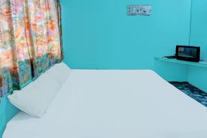 Cette chambre comprend un lit et un rideau. dans l'établissement Hotel O Jodoh Stay SyariahNearPelabuhan Feri Harbor Bay, à Nagoya