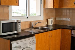 Køkken eller tekøkken på Nissi Beach Apartment