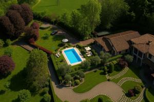 BesozzoGreen Hill Property的带游泳池的房子的俯视图